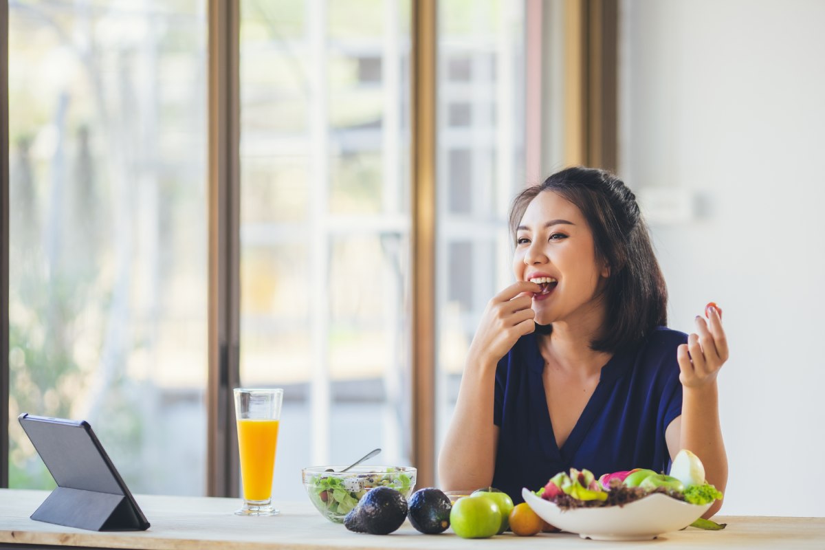 Thay đổi lối sống và giảm stress là cách trị mụn ẩn trên trán hiệu quả