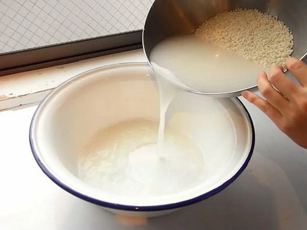 bị mụn có nên rửa mặt bằng nước vo gạo