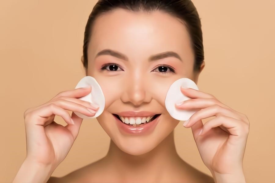 Tẩy trang là quan trọng trong các bước skincare cho da mụn ẩn