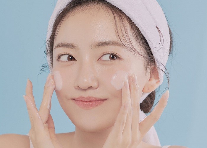 Dưỡng ẩm là vô cùng quan trọng trong các bước skincare cho da mụn ẩn.