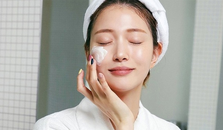 Sử dụng kem dưỡng ẩm là bước cuối cùng của các bước skincare cho da 