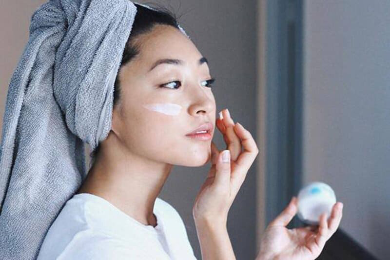 Các bước skincare tối cho da mụn