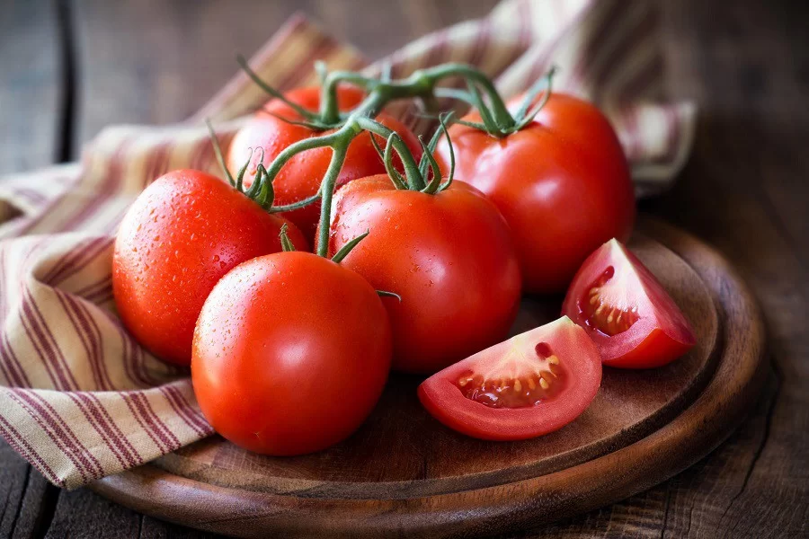 Cà chua thực phẩm hàng đầu trong điều trị mụn