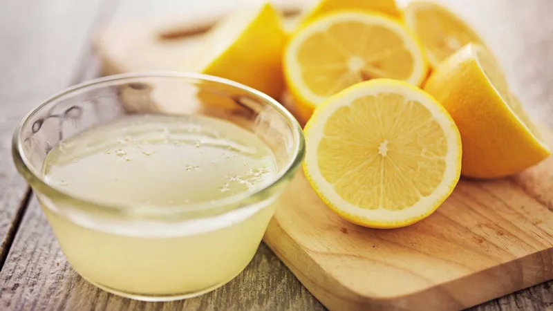 Chanh tươi giàu axit citric nên có tác dụng tẩy tế bào chết