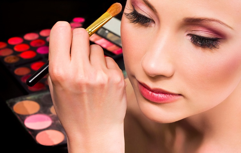 Thường xuyên makeup có thể gây ra tình trạng mụn ẩn trên trán