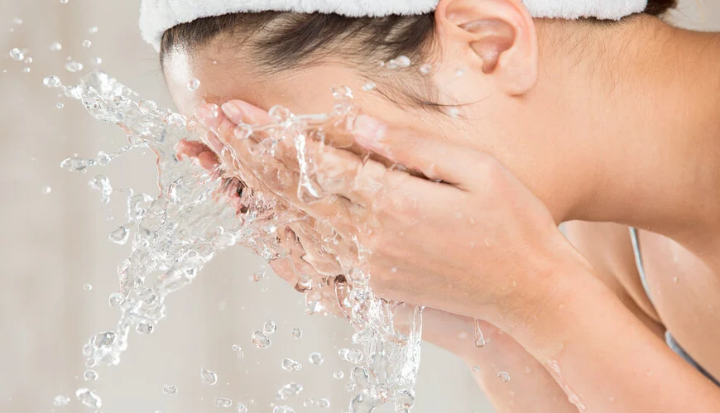 Vệ sinh da sạch sẽ là bước quan trọng nhất trong việc trị mụn thâm đỏ 2 bên má