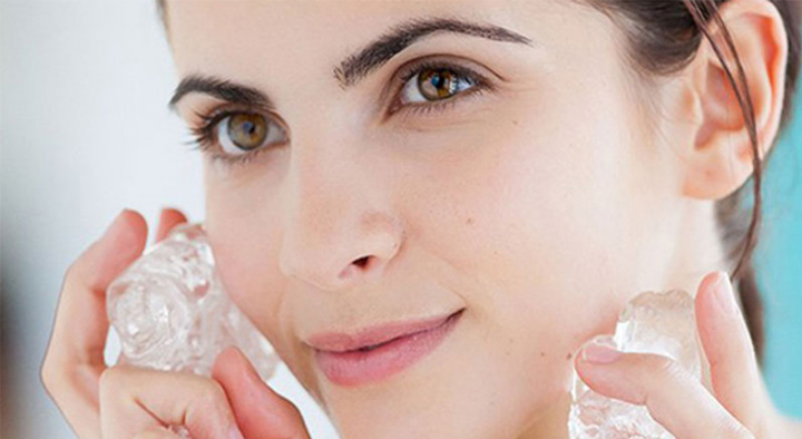 Chườm đá là một cách trị mụn thâm đỏ 2 bên má đơn giản, hiệu quả