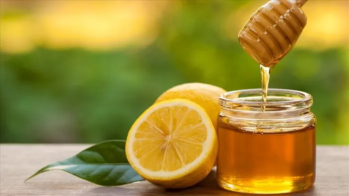 Mật ong và chanh giúp giảm sưng viêm mụn ở má nhanh chóng