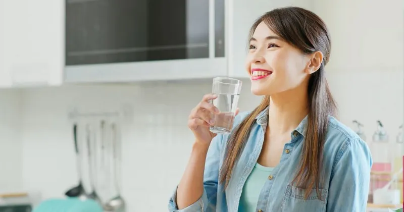 Uống đủ nước giúp da và cơ thể khỏe mạnh