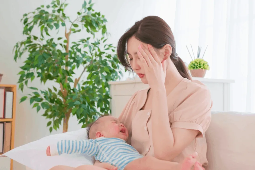 Sau sinh mẹ bỉm dễ rơi vào trạng thái căng thẳng thậm chí gây trầm cảm sau sinh