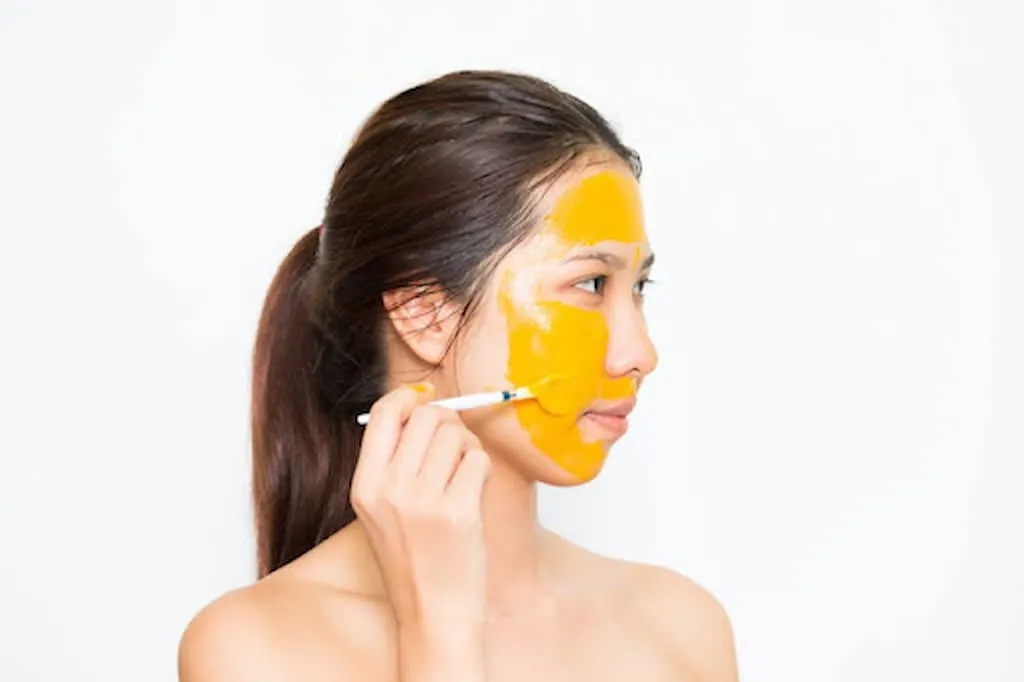 Kết hợp giữa sữa tươi với bột nghệ khi rửa mặt