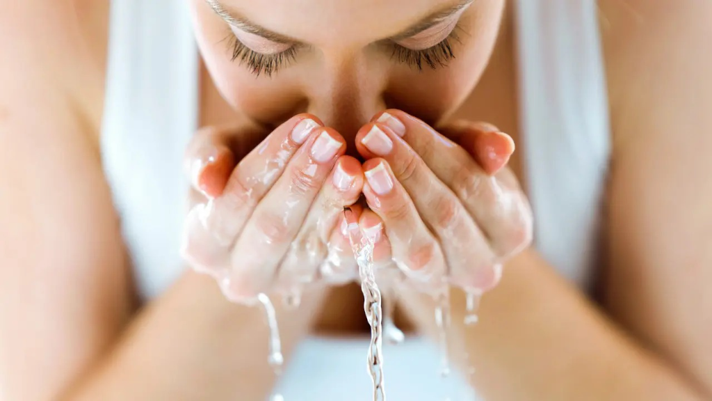 Vệ sinh mặt sau khi đeo khẩu trang