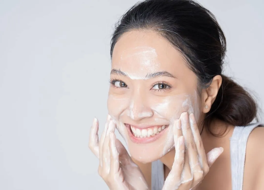 Làm sạch da trước khi dùng gel