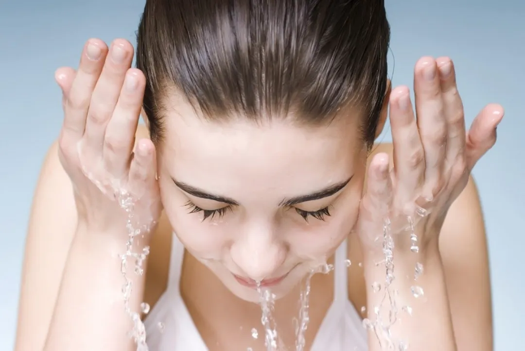 Làm sạch da mặt trước khi dùng gel trị mụn viêm