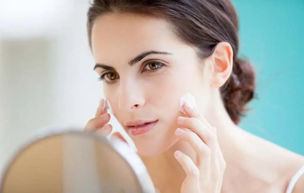 Sử dụng kem trị mụn đúng cách cùng chuyên gia