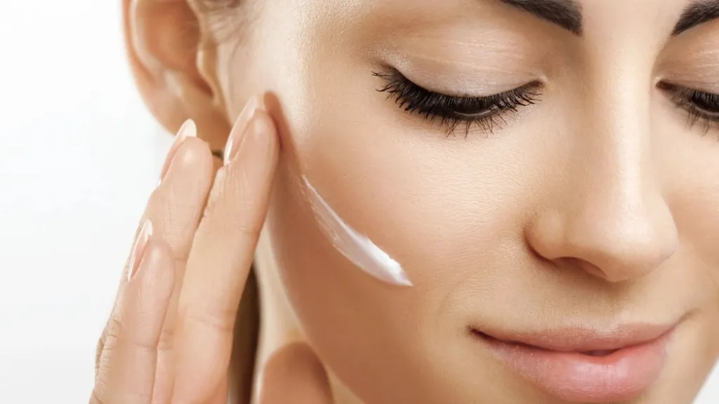 Sử dụng kem trị mụn tuổi dậy thì