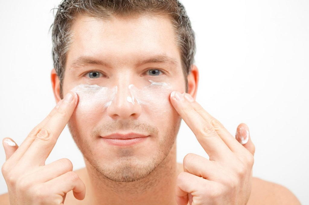 Cách chọn kem trị thâm mụn cho nam