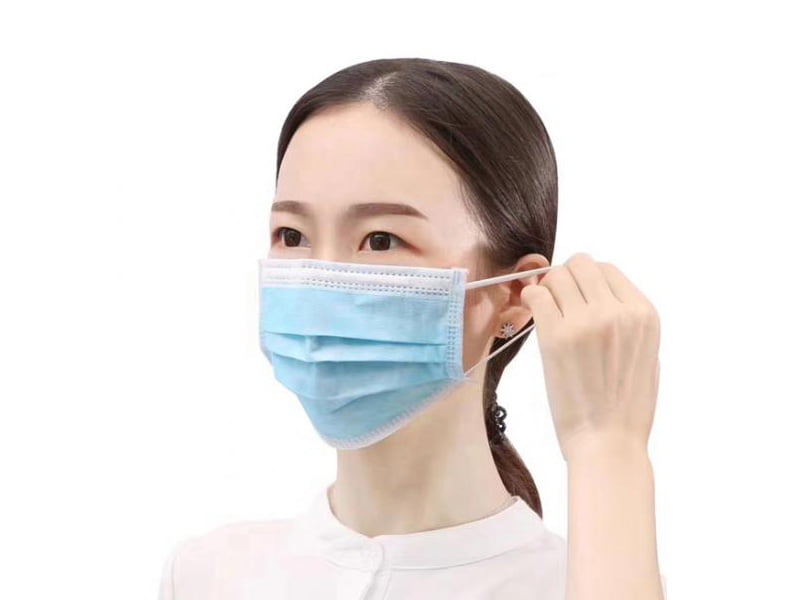 Một trong những cách trị mụn ẩn ở má là thay khẩu trang thường xuyên