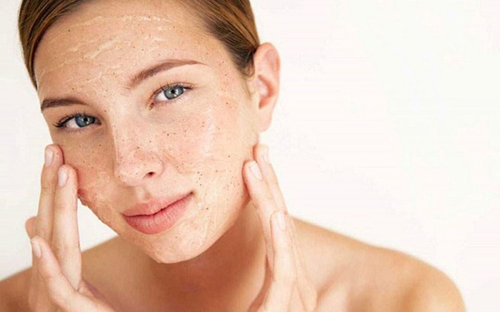 Tẩy tế bào chết định kỳ là cách trị mụn ẩn ở má hiệu quả
