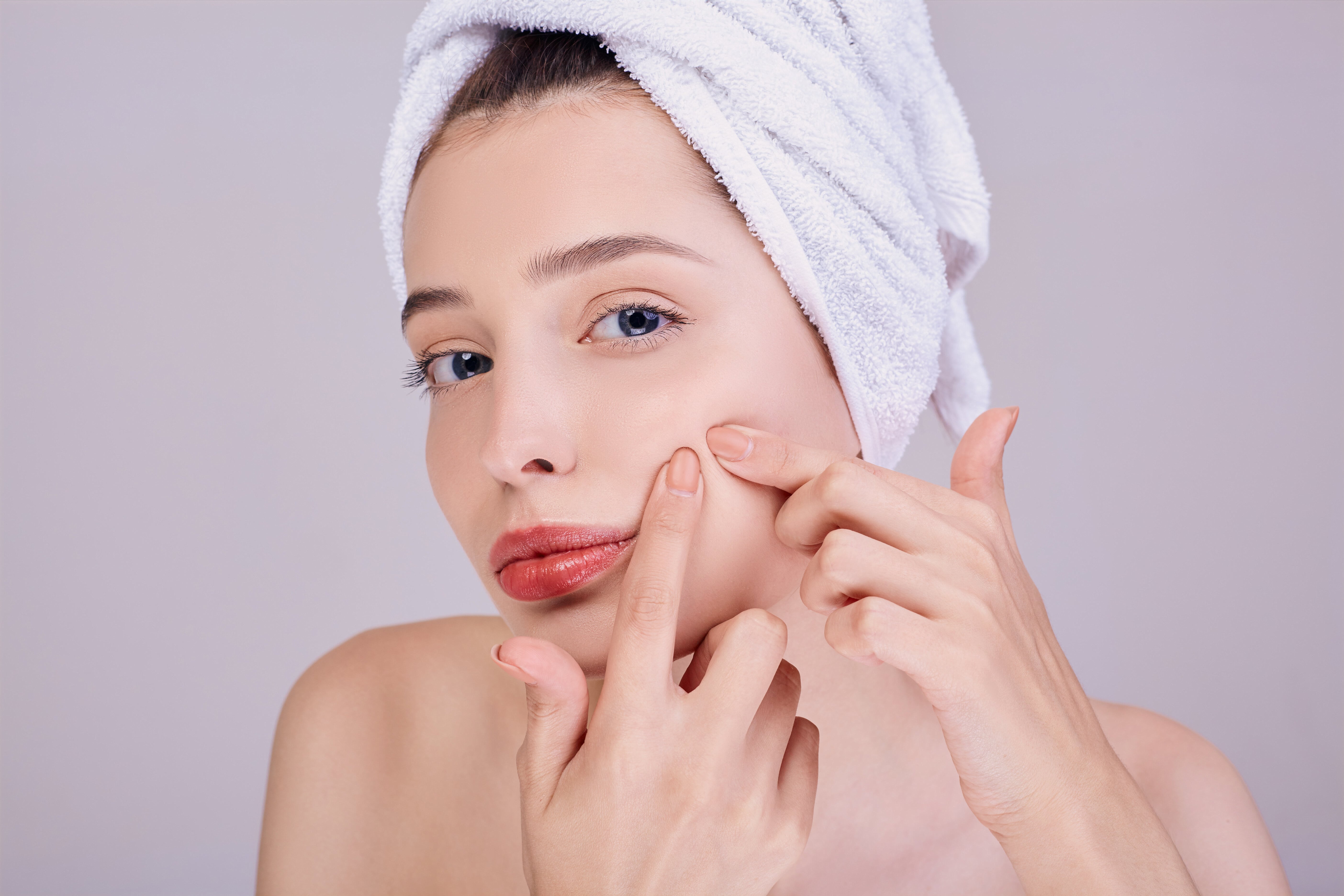 Thường xuyên chạm tay lên vùng da bị mụn là một trong những tác nhân biến mụn ẩn thành mụn viên 