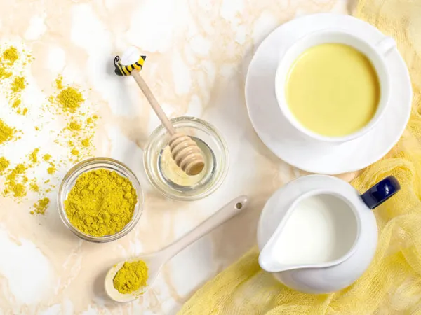Mặt nạ từ nghệ tươi và sữa chua không đường