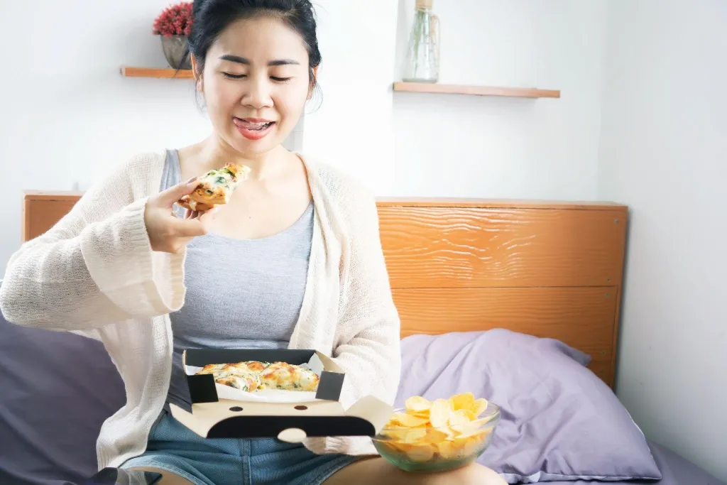 Ăn uống và lối sống không tốt dẫn tới mụn cám ở mặt