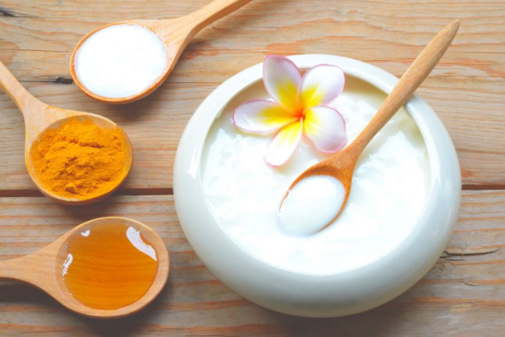 Nghệ tươi và sữa chua đều là những nguyên liệu thiên nhiên có tác dụng trị mụn hiệu quả