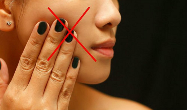 Sờ tay lên mặt có thể làm lây lan vi khuẩn và gây mụn
