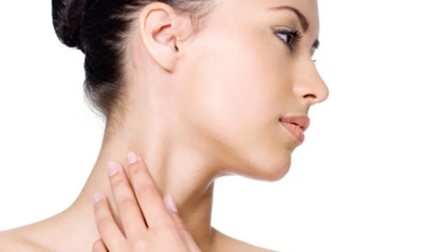 Sử dụng mỹ phẩm cho cổ không phù hợp