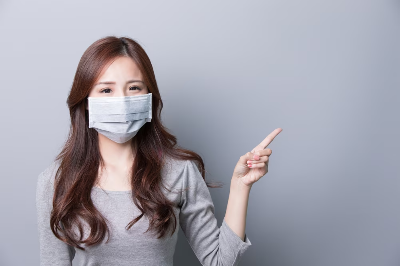 Khẩu trang khiến da vùng mũi tăng độ ẩm và bít tắc