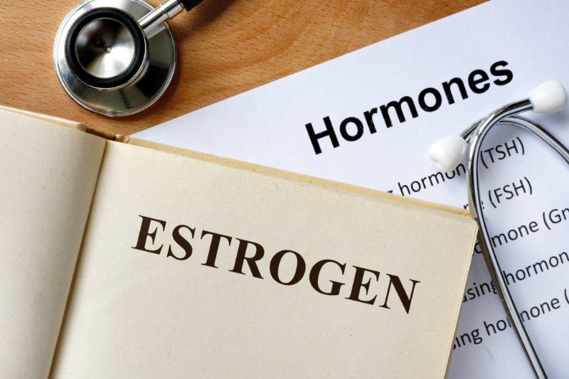 Sự suy giảm hormone estrogen có thể khiến da khô và dễ bị kích ứng, dẫn đến mụn.
