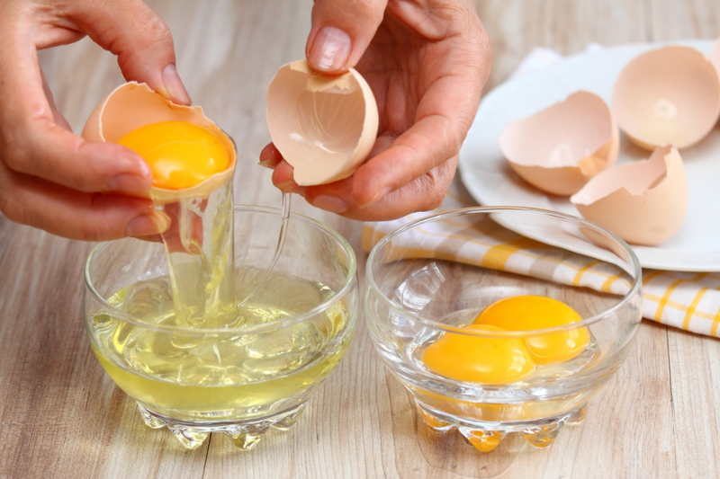 Lòng trắng trứng gà giúp se khít lỗ chân lông và ngăn ngừa mụn