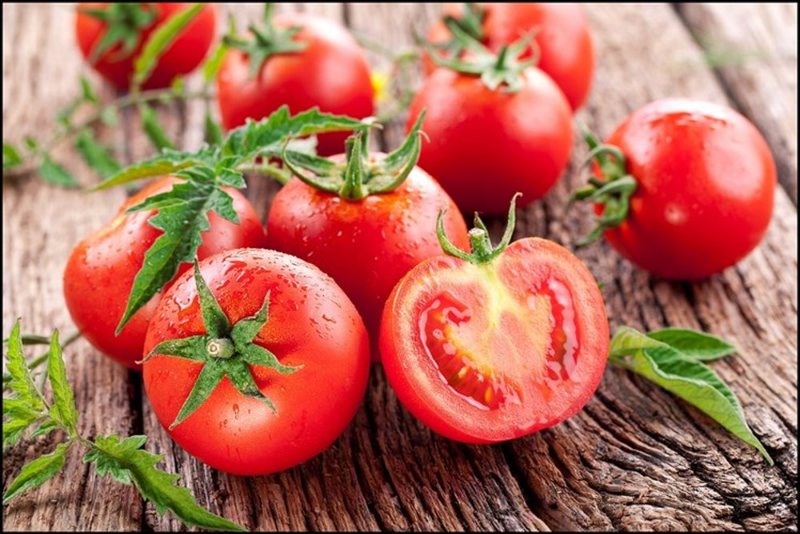 Cà chua có chứa vitamin C, có tác dụng kháng khuẩn, chống viêm và giúp làm sáng da