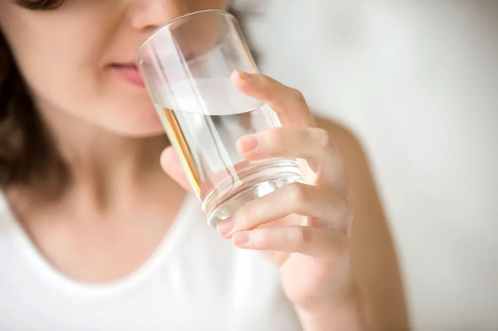 Uống đủ lượng nước là cách để có một làn da khỏe mạnh