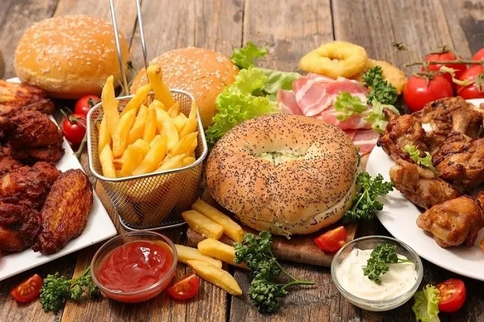 Đồ ăn nhiều dầu mỡ gây nên mụn cám ở cằm