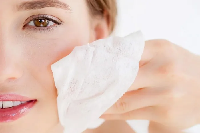 Làm sạch da là việc vô cùng quan trọng trong quá trình xử lý mụn viêm ở cằm