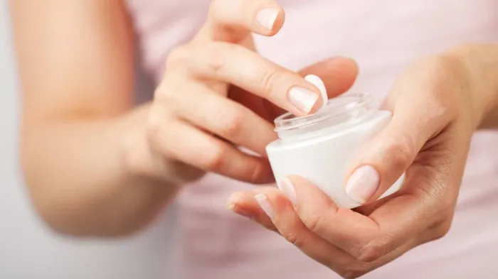 Mỹ phẩm không phù hợp có thể làm bít tắc lỗ chân lông và gây mụn viêm ở má