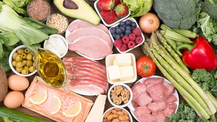 Chế độ ăn uống lành mạnh có thể giúp giảm mụn viêm ở má