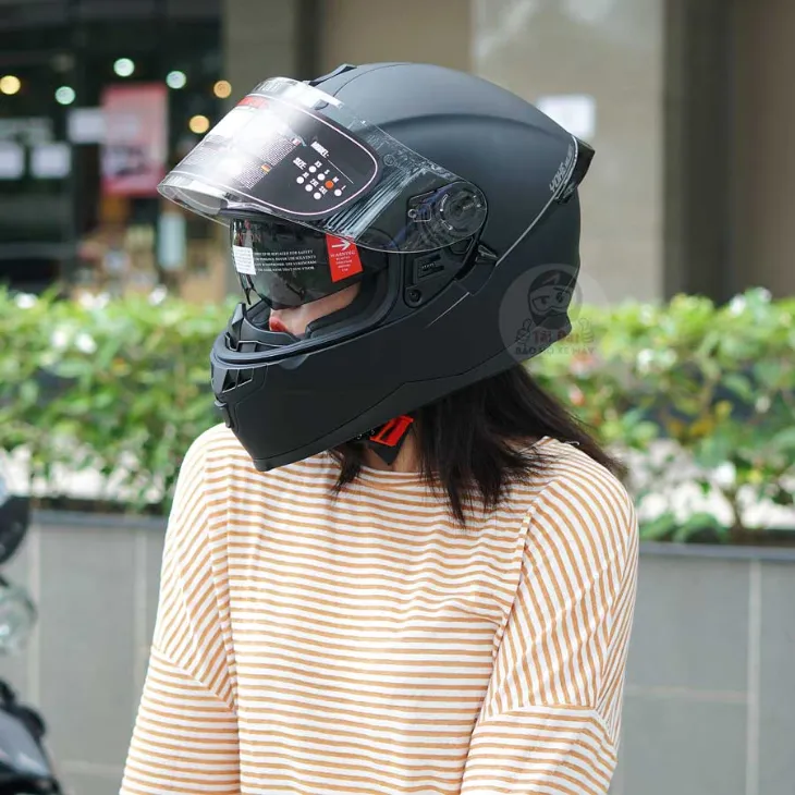 Đội mũ bảo hiểm khiến vùng da trán bị bí