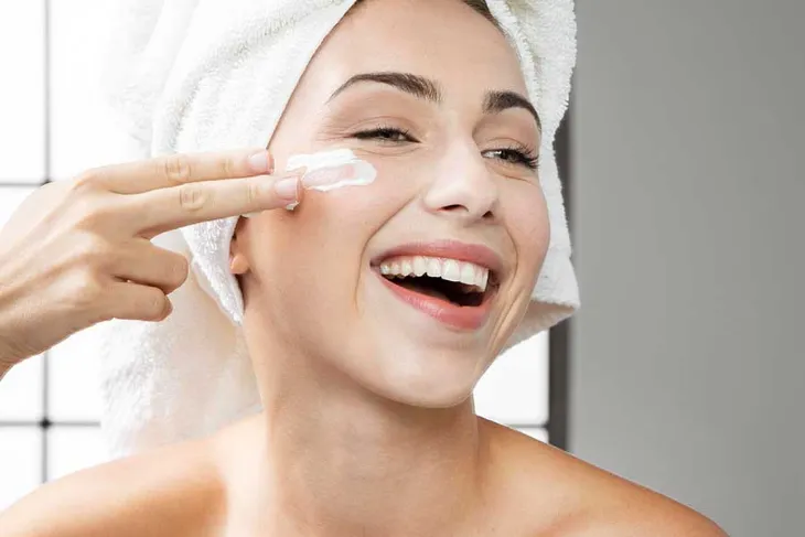 Vệ sinh da sạch sẽ giúp giảm mụn viêm ở trán