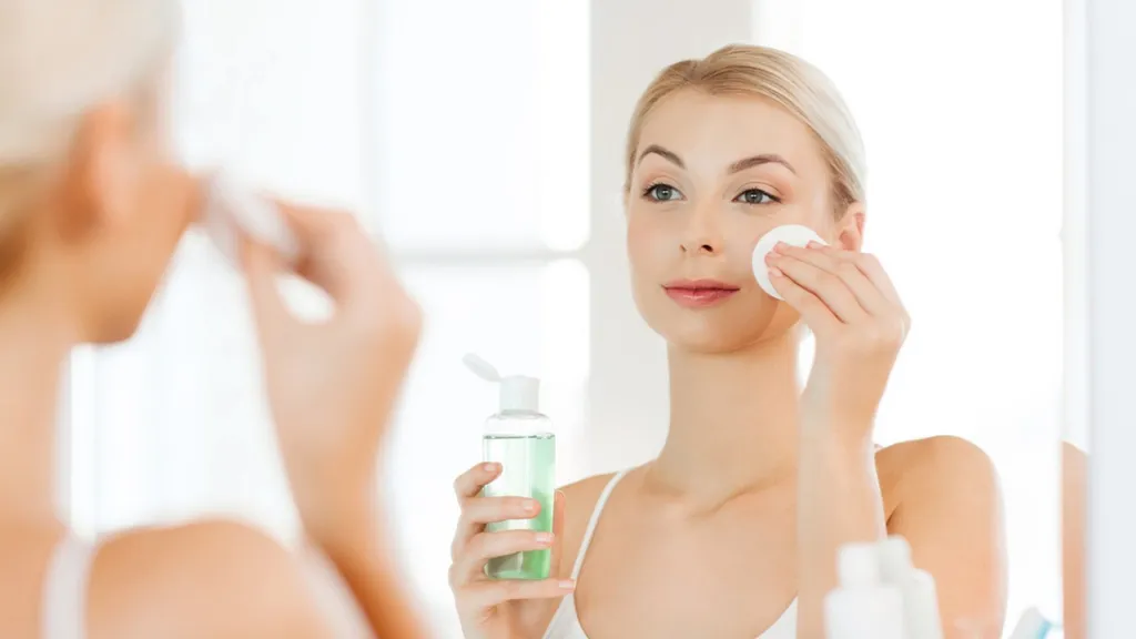 Thực hiện chăm sóc da đúng cách để hạn chế nặn mụn bị sưng