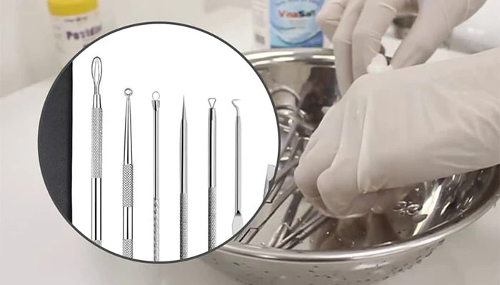 Việc vệ sinh dụng cụ nặn mụn hết sức quan trọng