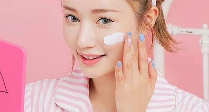 Kem chống nắng giúp ngăn ngừa sự đậm màu hơn của các nốt thâm mụn