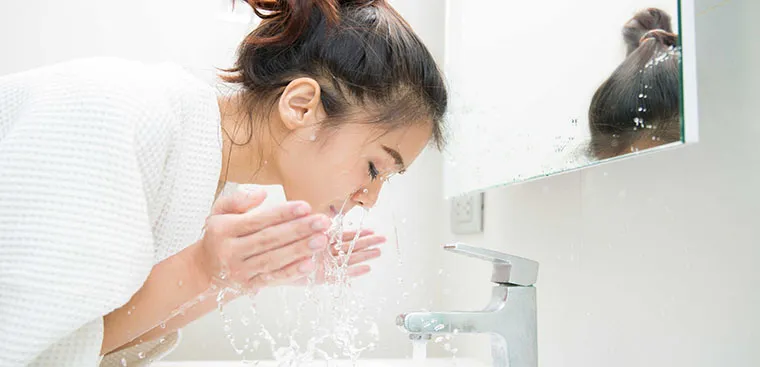 Làm sạch da rất quan trọng sau khi nặn mụn