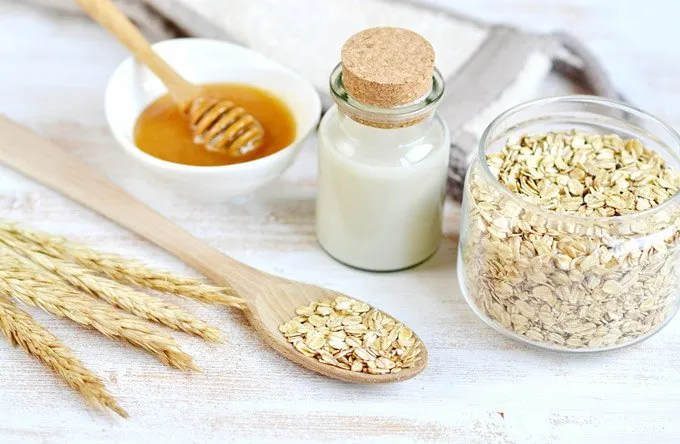 Mặt nạ yến mạch cung cấp các vitamin giúp làn da nhanh hồi phục sau nặn mụn