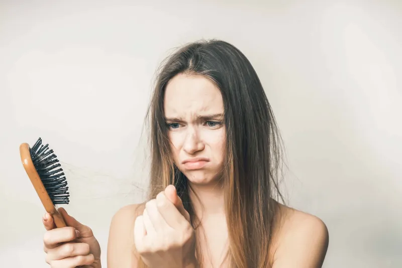 Rụng tóc ở tuổi dậy thì do di truyền từ bố mẹ