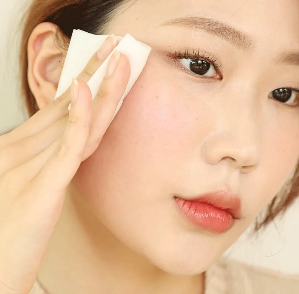 Dùng khăn hoặc bông tẩy trang để rửa