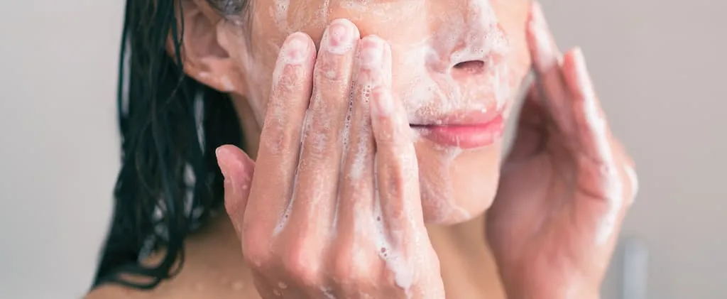 Hướng dẫn rửa mặt đúng cách cho da mụn ngay tại nhà