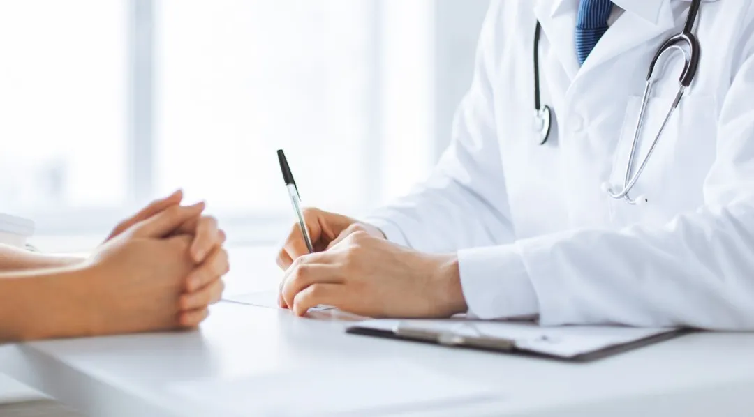 Thăm khám bác sĩ để hiểu rõ hơn về nguyên nhân gây rụng tóc