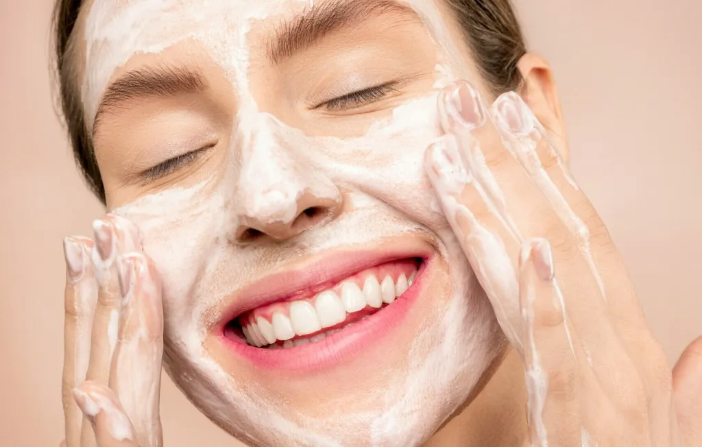 Mẹ bầu có kiêng dùng sữa rửa mặt không?